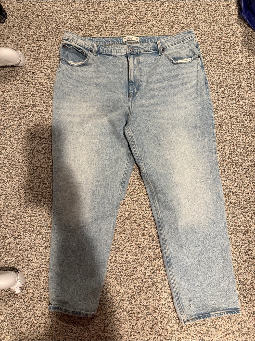 Abercrombie & Fitch 90s straight ultra high rise sz 34 short, light wash!